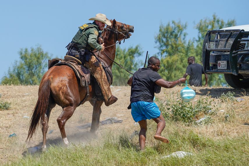 Imágenes de oficiales de la Patrulla Fronteriza a caballo persiguiendo y azotando a haitianos provocaron indignación.