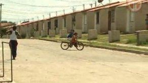 Hallan a bebé gateando en la calle de una barriada en Cabra