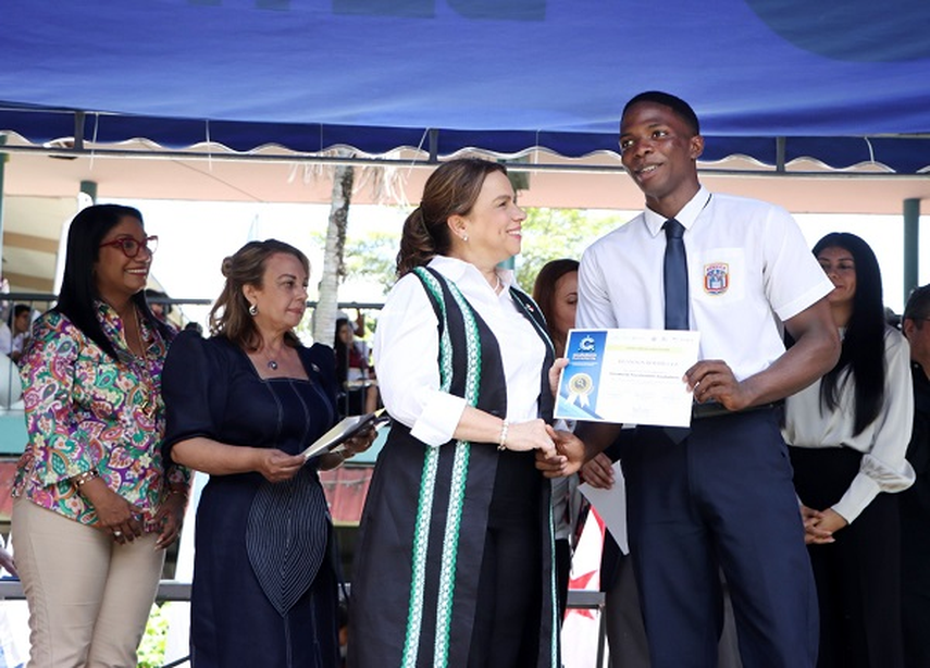 MEDUCA certifica a estudiantes en carrera gubernamental