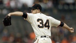 Chris Stratton bloquea a los Cerveceros