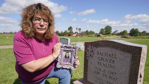 Sharon Grover, mamá de una joven que se volvió adicta a los analgésicos por receta y murió.