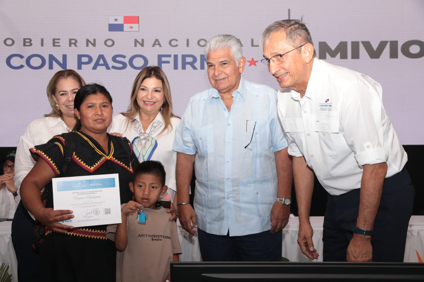 Presidente Mulino entrega 130 nuevas viviendas a familias afectadas por las lluvias en Chiriquí.