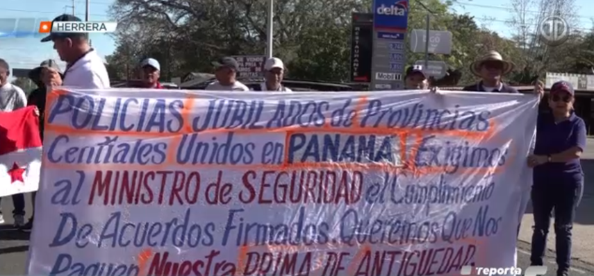 Policías jubilados cerraron la carretera Panamericana en Divisa