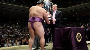Trump sube a la arena de los gigantes del sumo