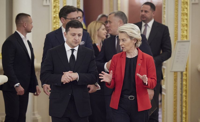 El presidente ucraniano Volodymyr Zelenskyy y la presidenta de la Comisión Europea Ursula von der Leyen﻿.