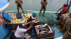 Inspección realizada a la embarcación colombiana retenida realizando pesca ilegal en Panamá.