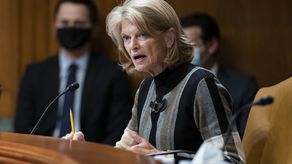 La principal rival de la senadora republicana de Murkowski es Kelly Tshibaka, quien cuenta con el apoyo de Trump y los líderes del Partido Republicano de Alaska