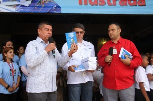 Ministros advierten desestabilización y regalan Constitución a peatones