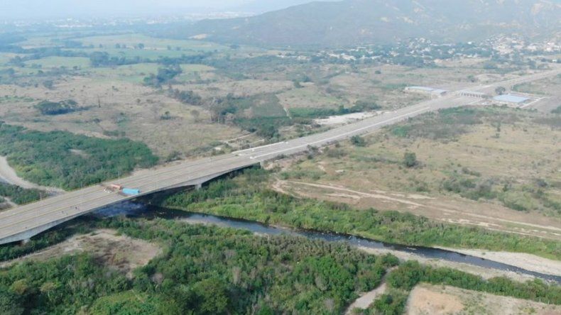 Denuncian bloqueo militar de puente por el que puede entrar ayuda a Venezuela