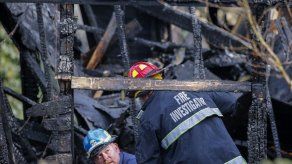 Entre 5 y 6 muertos deja incendio en pensión en EEUU