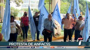 Funcionarios de Anfacss exigen reintegro de más de 30 administrativos