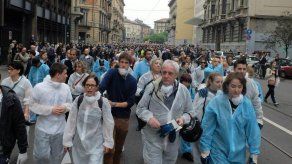 Miles limpian calles de Milán después del Primero de Mayo