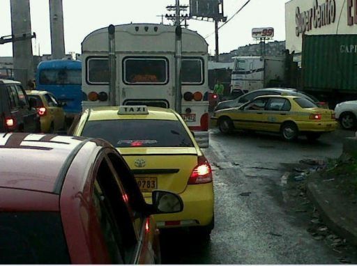 Colisión de mula causa tranque y daños eléctricos en S. Miguelito