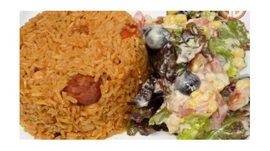 Arroz con chorizo y ensalada de capas