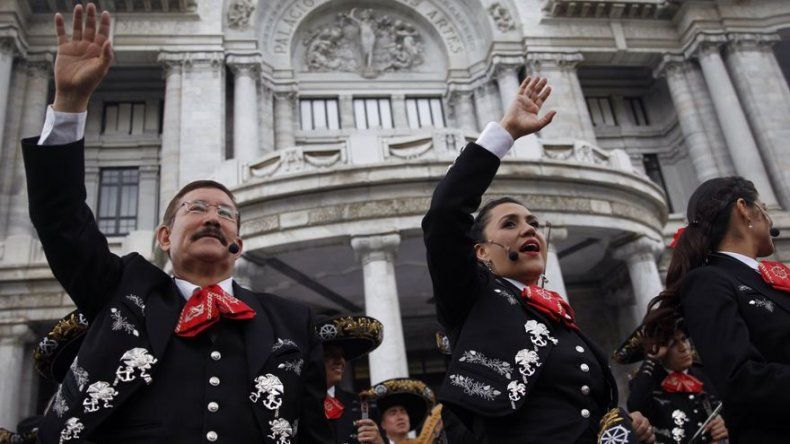 Mariachi de la Marina mexicana sorprende a capitalinos con flashmob