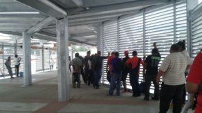 Martinelli pide paciencia a panameños por problemas en zona paga