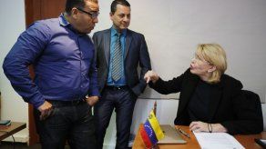 Fiscales venezolanos exiliados ajustan cuentas con Maduro