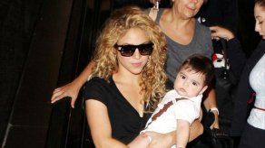 Shakira enseña a su hijo Milan a tocar la batería