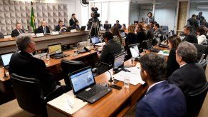 Comisión del Senado vota si el impeachment de Rousseff debe ir a juicio final