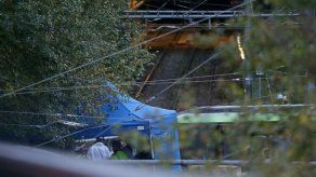 Cinco muertos y más de 50 heridos al descarrilar un tranvía cerca de Londres
