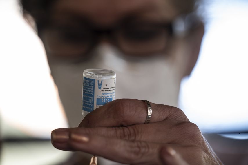 Un trabajador de la salud prepara una dosis de la vacuna cubana Abdala contra covid-19.