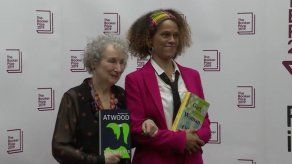 Margaret Atwood y Bernardine Evaristo ganan el premio literario Booker