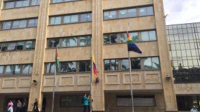 Una alcaldía en Colombia iza bandera gay en contra de homofobia