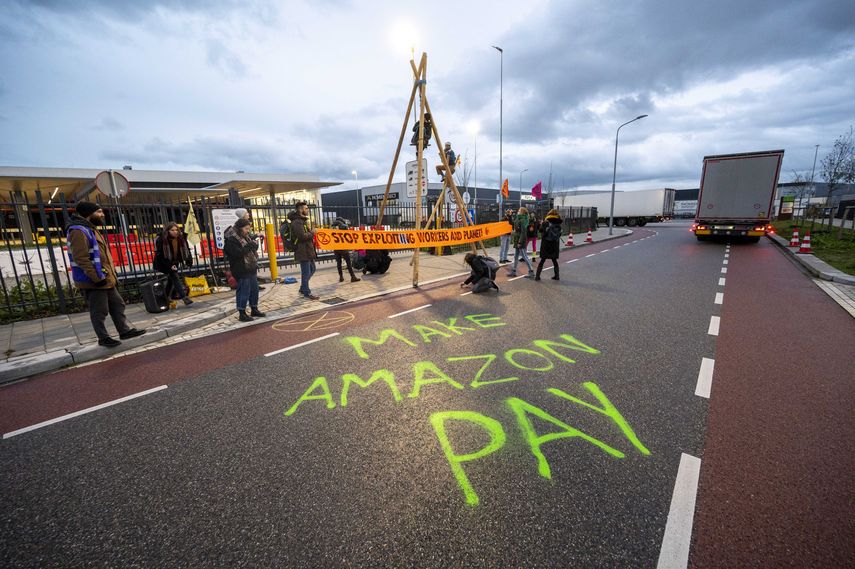 Activistas de Extinction Rebellion bloquean el acceso al centro de distribución de comercio en línea de Amazon en Holanda.