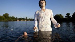 Estatua de Colin Firth emerge de un lago