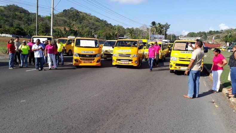 Conductores de buses colegiales de Panamá Oeste protestan contra la piratería