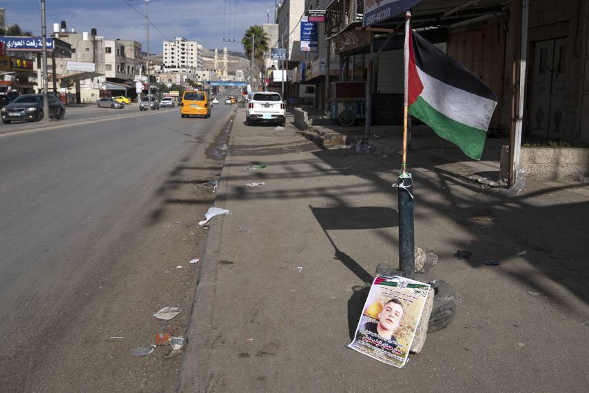 El video de 38 segundos de duración inicia con un forcejeo en una acera entre el agente fronterizo y tres palestinos