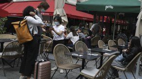 Francia pide pase de COVID para restaurantes y trenes