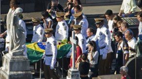Oscar Niemeyer es sepultado en medio de aplausos