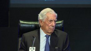 Vargas Llosa evoluciona favorablemente tras hospitalización en Madrid por covid