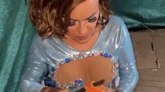 Sandra Sandoval ataca el hambre con un mango, dice que hay que resolver