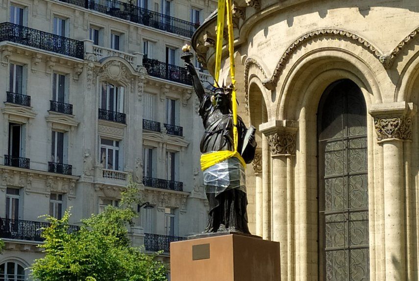 Réplica de bronce de la estatua de la Libertad.