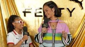 Rihanna se sorprende al ser entrevistada por la panameña Jazlyn Guerra