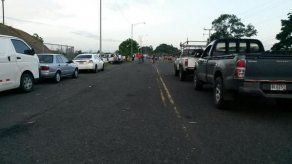 Precaristas mantienen cerrado puente sobre el río Changuinola