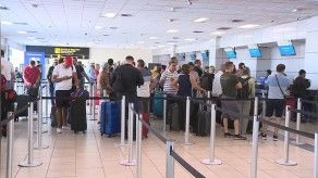 Pasajeros quedan varados en Panamá tras suspensión de vuelos