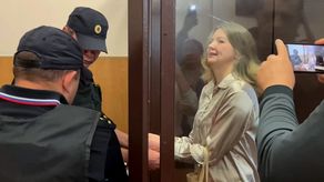 Rusia condena a 12 años de cárcel a una periodista por ser colaboradora del opositor Alexéi Navalni.