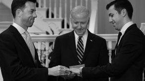 El vicepresidente de EEUU oficia una boda homosexual en su residencia