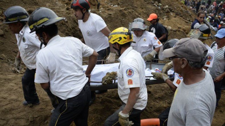 Aumentan a 30 los muertos por deslave en Guatemala