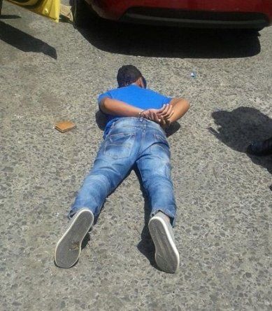 Un joven herido y dos detenidos en robo frustrado en Avenida B