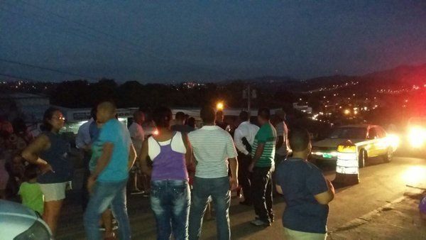 Moradores de Lluvia de Oro realizan cierre de calle por falta de agua