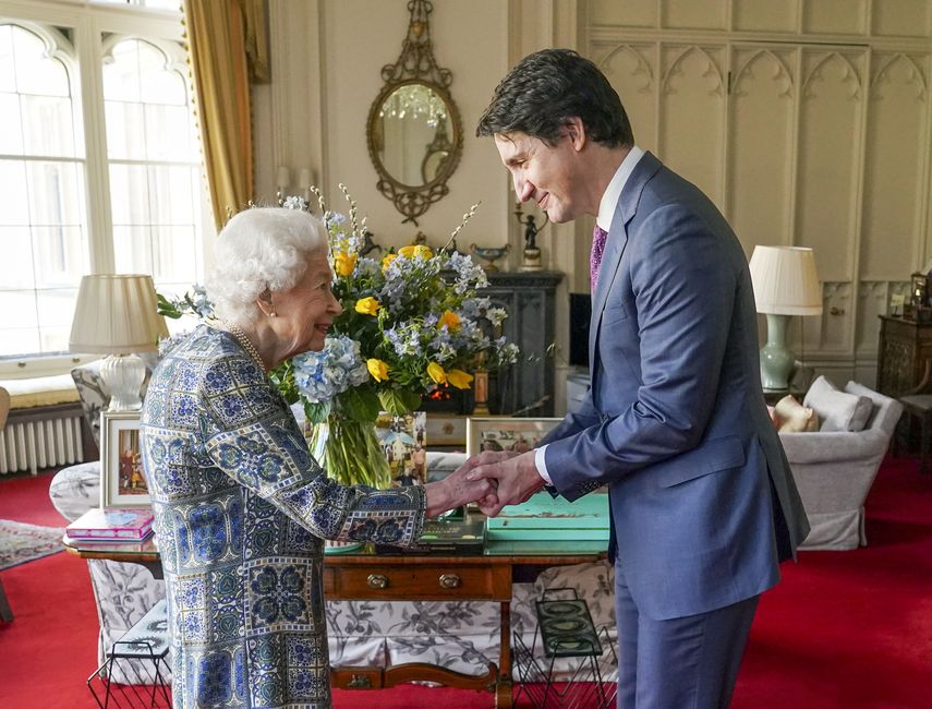 Reina Isabel II de Inglaterra y Justin Trudeau
