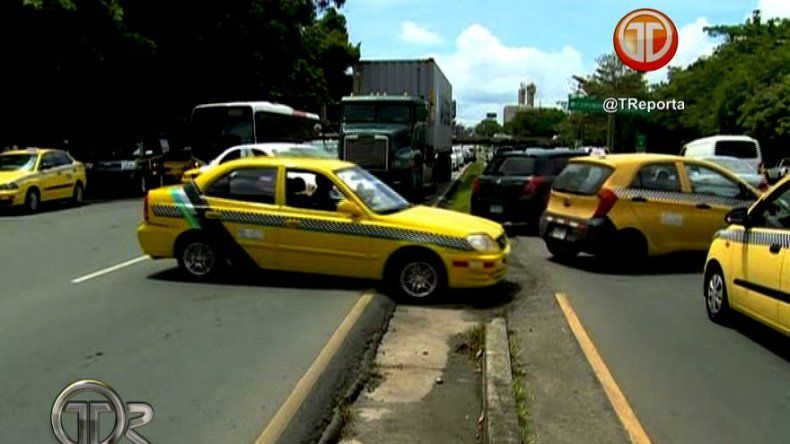 Jubilados cierran por 2do. día la vía Transístmica, tráfico vehicular