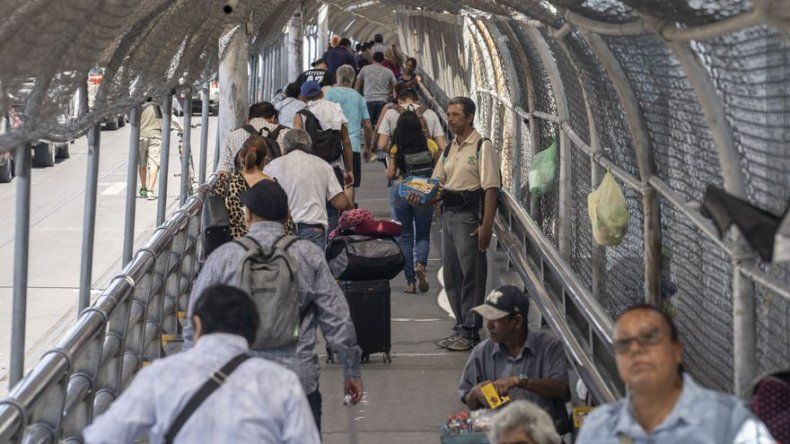 Nueva ola de migrantes, ahora de México, espera oportunidad de entrar a EEUU