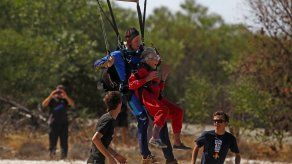 Sudafricana festeja sus 100 años saltando con paracaídas