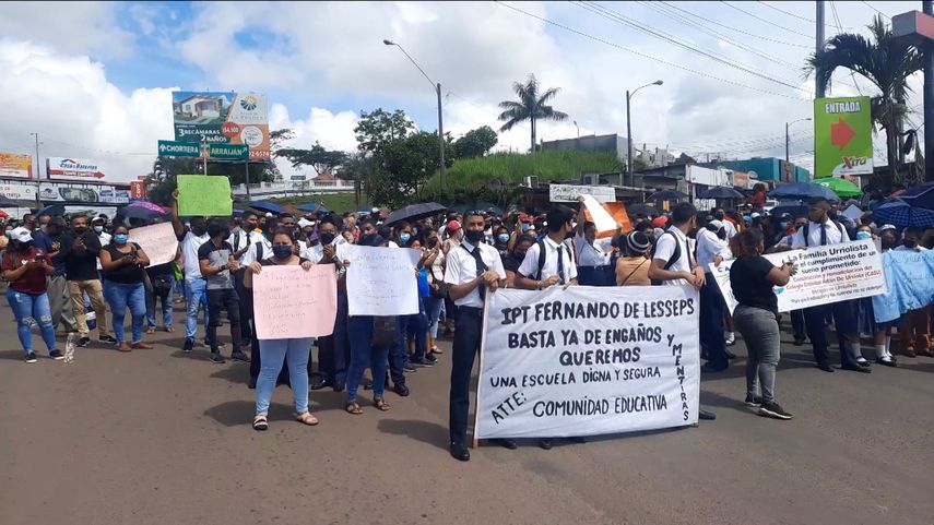 Entre los participantes de la protesta se encuentran miembros de la comunidad educativa del I.P.T. Fernando de Lesseps y del C.E.B.G. Reina Torres de Araúz.