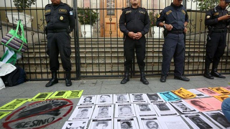 Presidente de Guatemala suspende polémico desfile militar